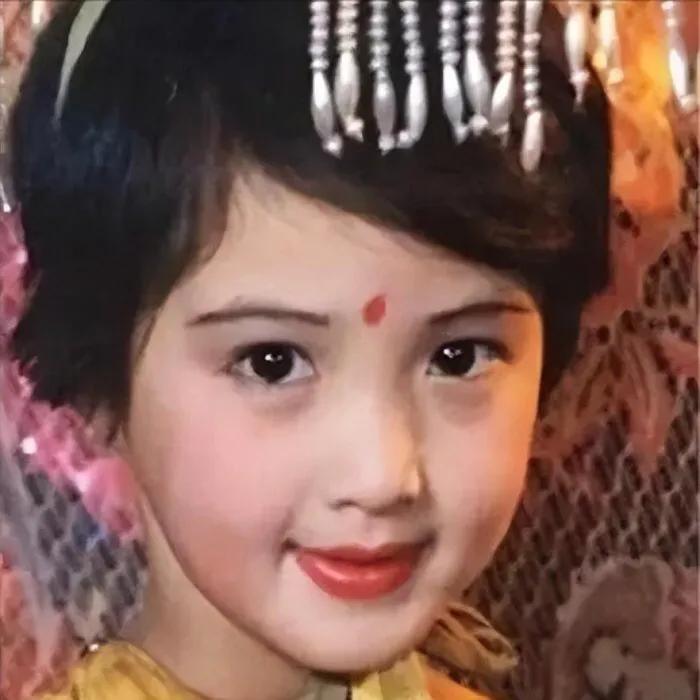 从小就是个“美人胚子”！大家猜得出这是哪个女明星的童年照吗？