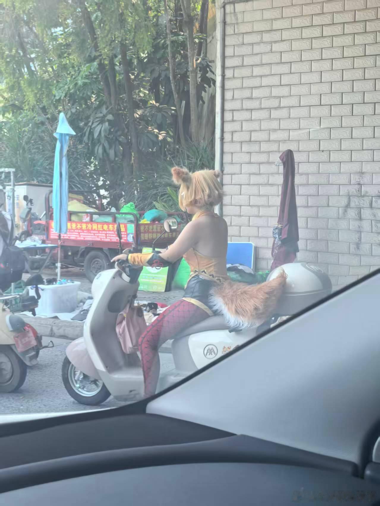 今天出门拍摄，遇到穿了皮肤的妲己。下意识多看几眼 