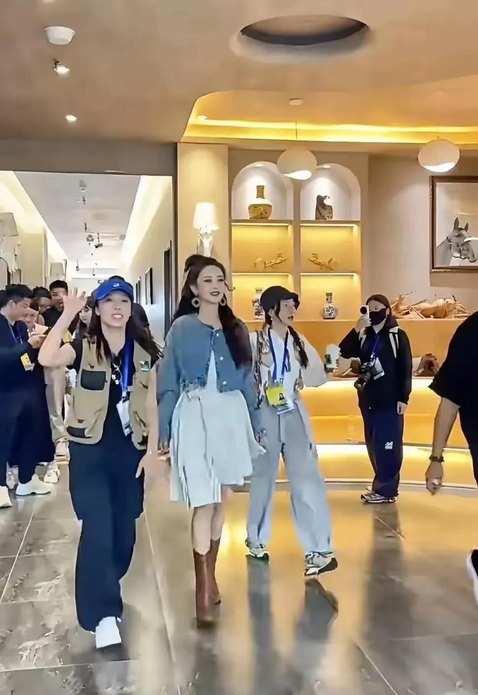 赵丽颖不矮，比左右两边的工作人员高出10公分呢！这两个工作人员一定是精心挑选出来