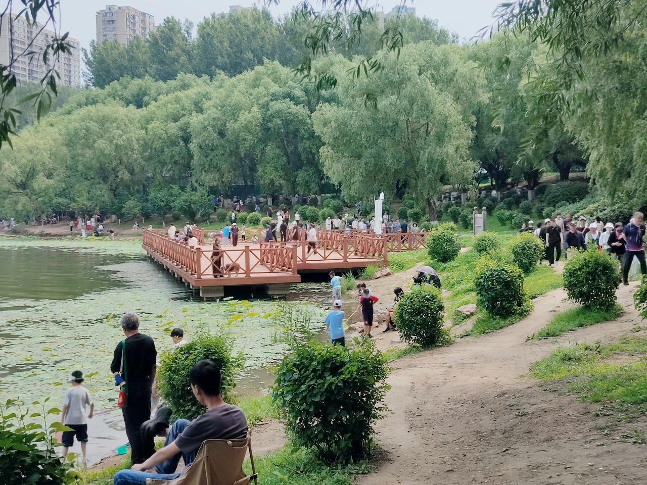 我认为喜欢。夏天是一个美好的季节，万物加快生长，人们生活更加丰富。