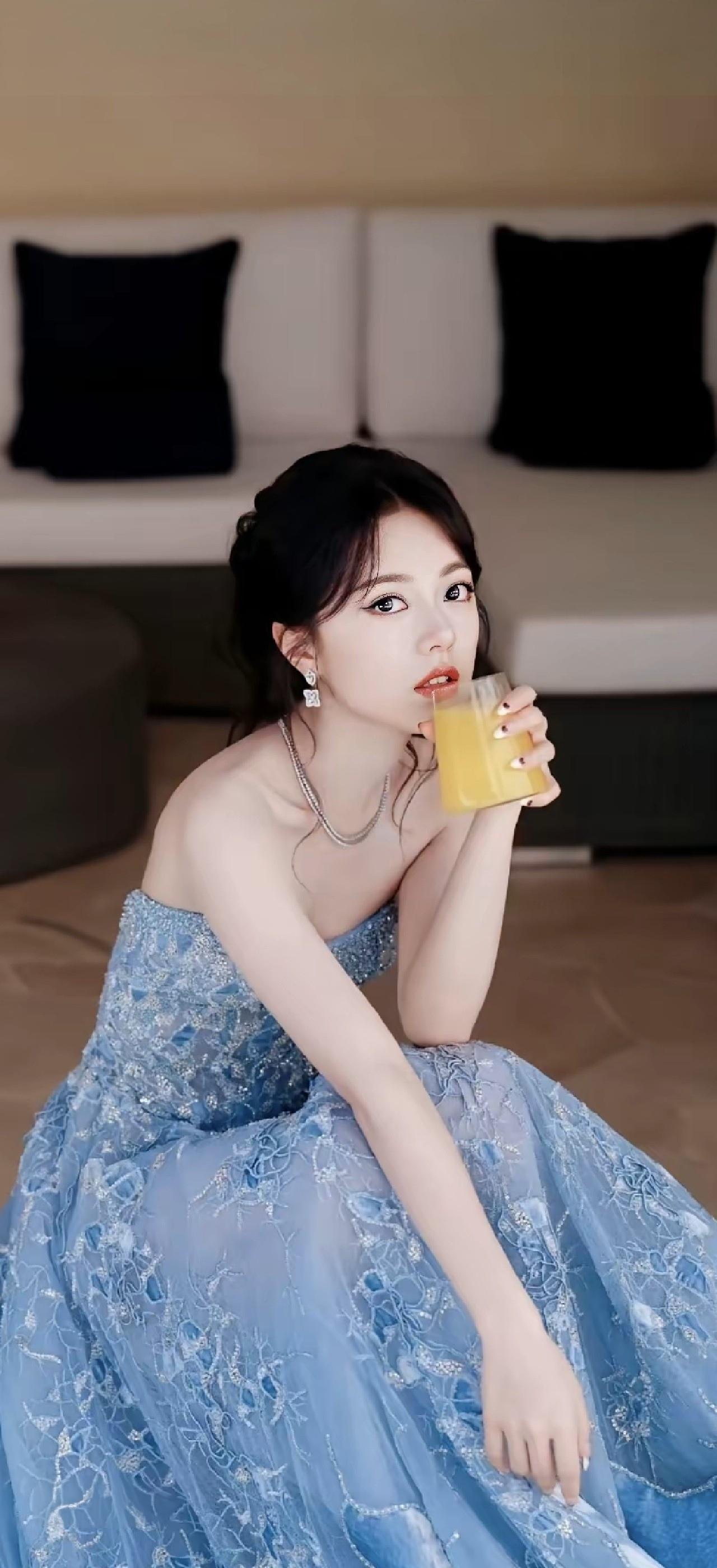 玉手捧香茗，美人倚窗眠。