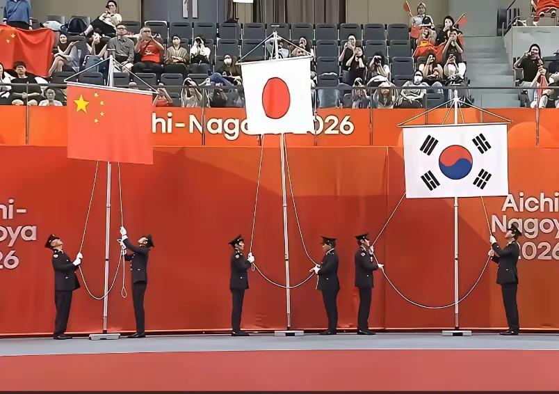 蕞尔小国确实人口老龄化严重了，办个比赛都这么寒酸！不过不怕我们有人多精神他们的网