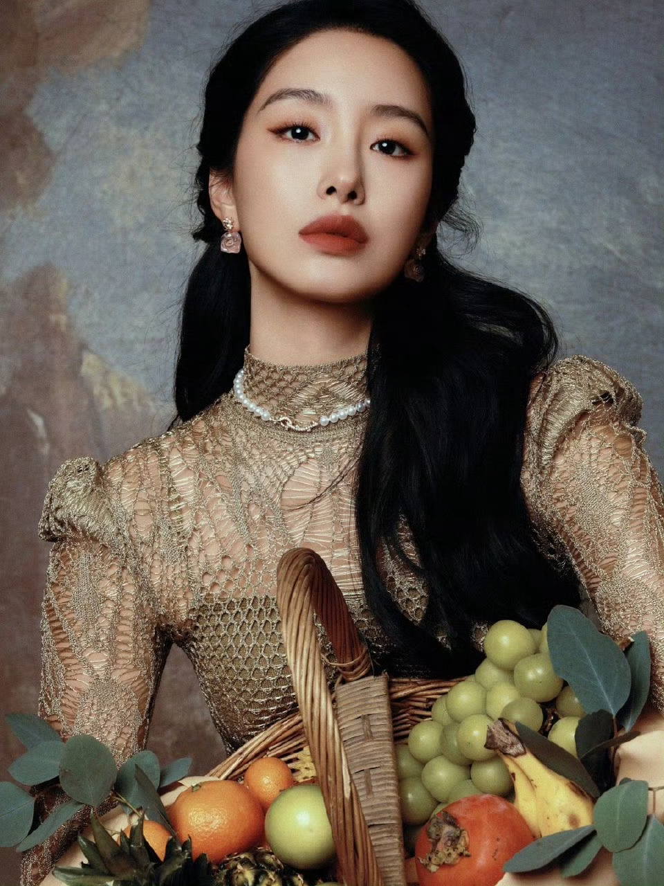 杨采钰鎏光生辉似油画中翩然而至“DIOR LADY ART 10” 