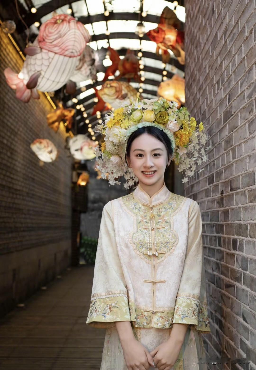 今天叶一茜晒出女儿田雨橙（森碟）的照片，照片上的森碟身穿复古风民初服装，头带上一