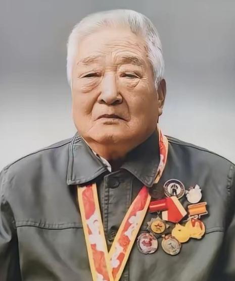 泪目了！云南一96岁退休教师去世，学校翻找资料才发现：这个老教师居然获得过3次特