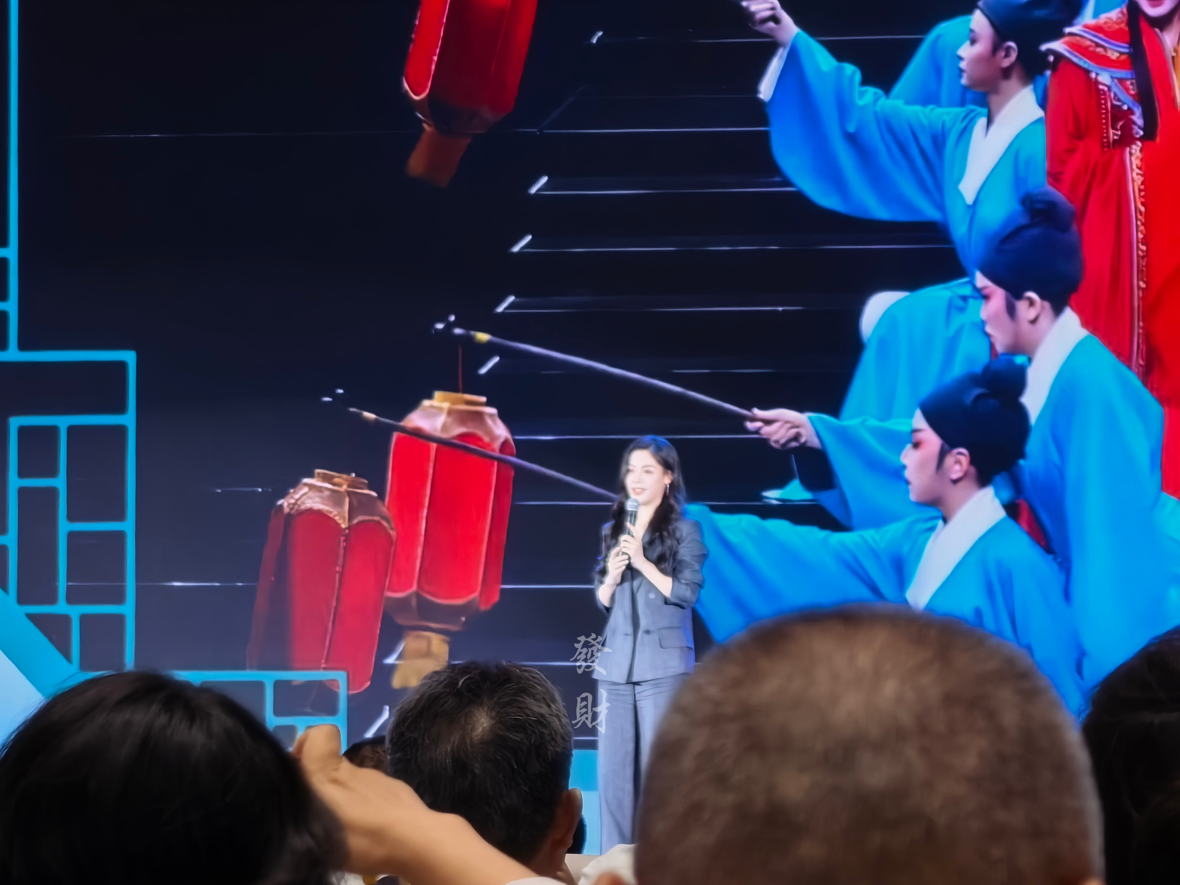 今天的陈丽君、于适出席中国网络文明大会路透，正能量演员！陈丽君于适参加中国网络文