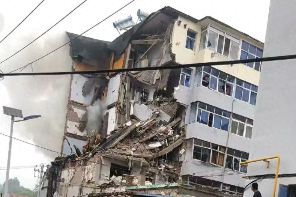 辽宁葫芦岛一居民楼清晨爆炸，现场已展开搜救

一声巨响，把周末清晨炸醒了。6月2