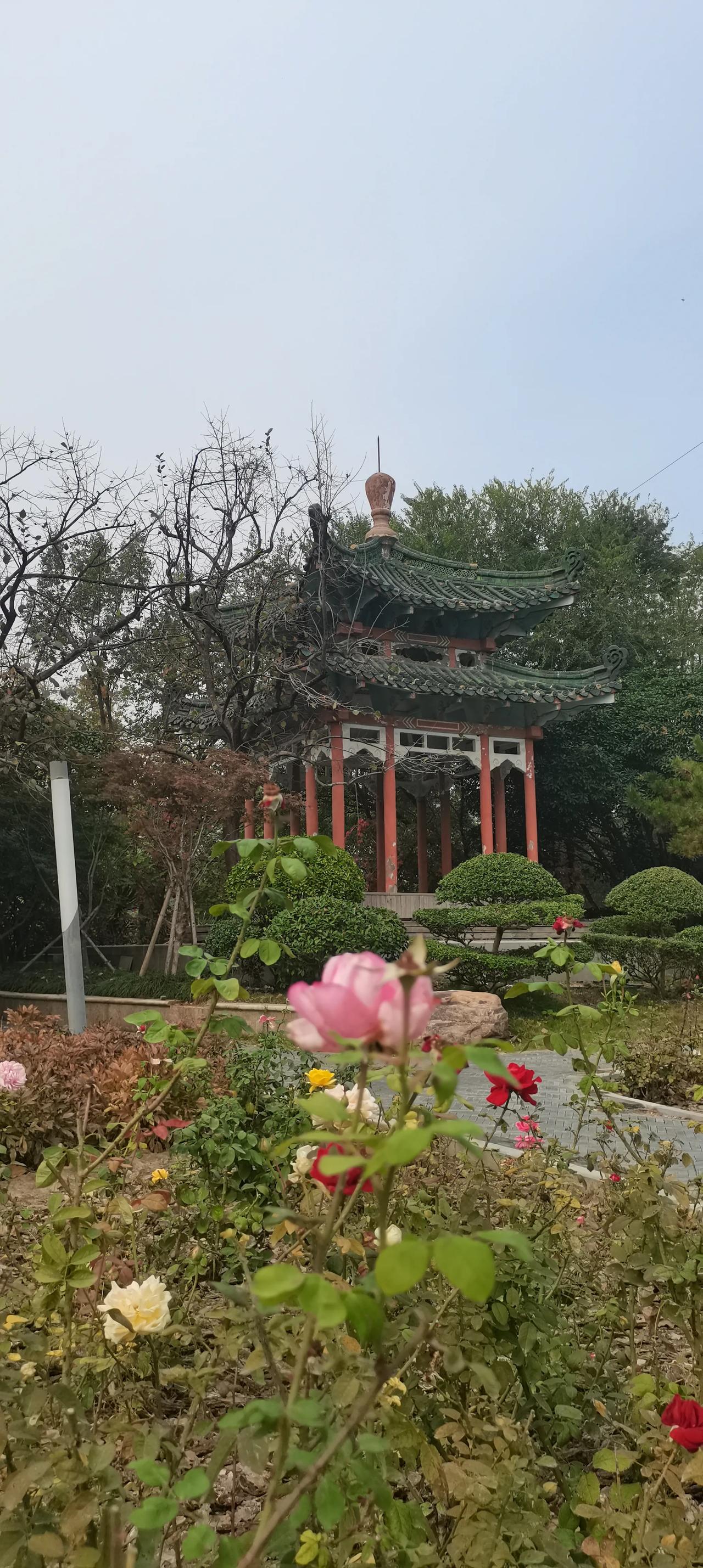 郑州西流湖有个快哉亭，
它始建于1979年，
是郑州最早的建筑小品之一，
快哉亭