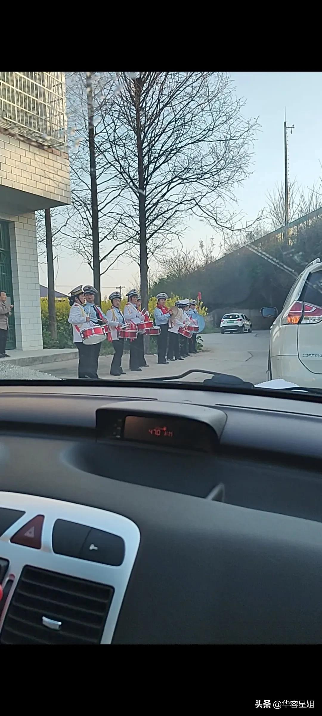 菜园里的生命课：94岁外婆用一畦青绿写就的长寿密码
 
 清晨六点的薄雾里，外婆