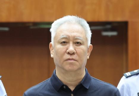 大家发现没有？
许家印连眉毛都白了。
68 岁白头不稀奇，但 68 岁连眉毛都白