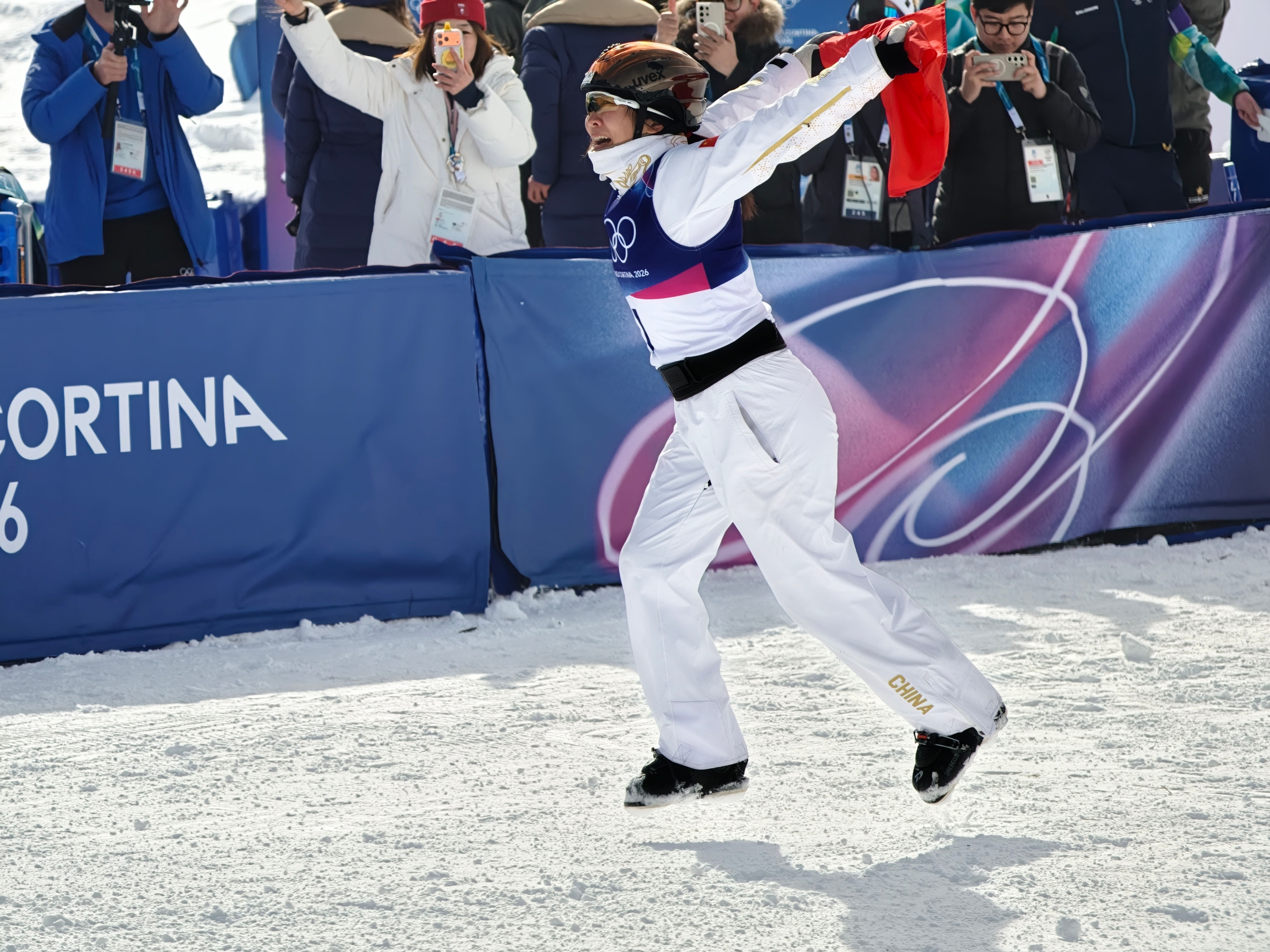 4年前在北京，徐梦桃喊出了“我是第一吗？”她拿到了自己的第一枚冬奥会金牌，那一年