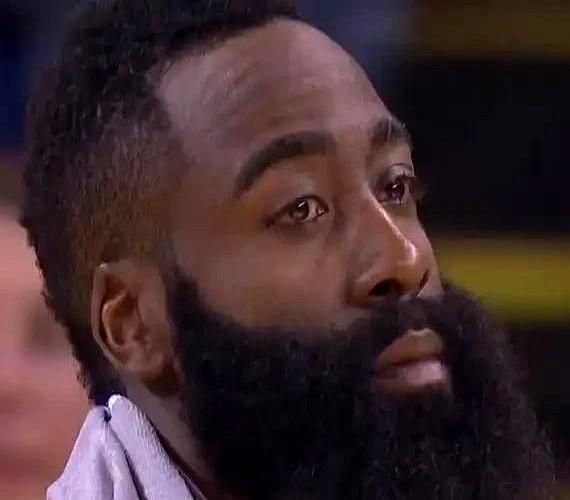 洛杉矶深夜灯火通明却没能点亮快船的战绩，据《洛杉矶时报》披露球队高层已私下接触潜