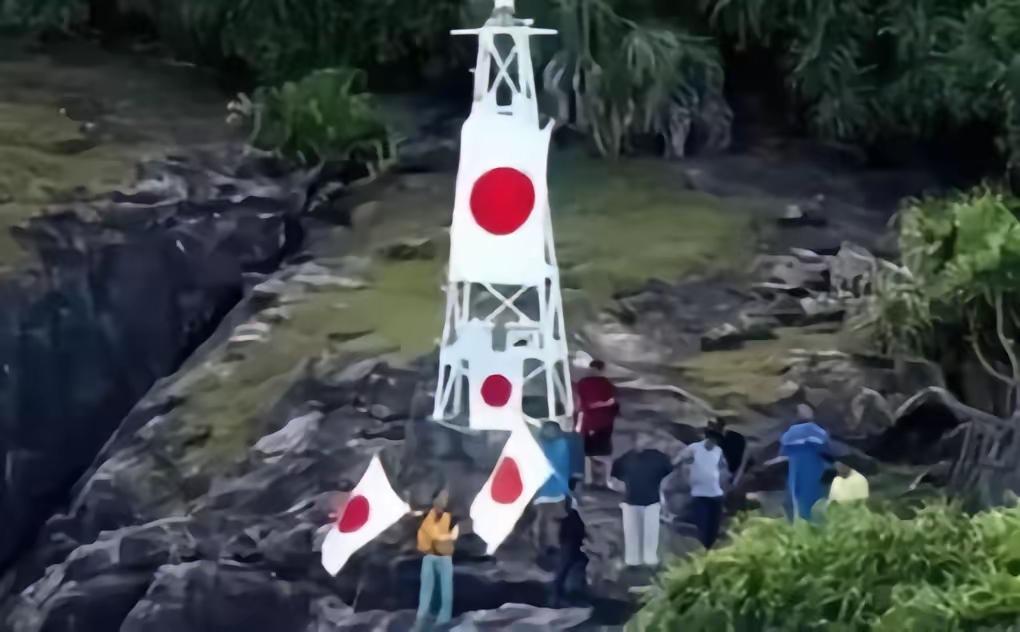这个塔和旗不能总放在钓鱼岛。

拆塔，一架直升机过去，根部激光切割吊走即可。
