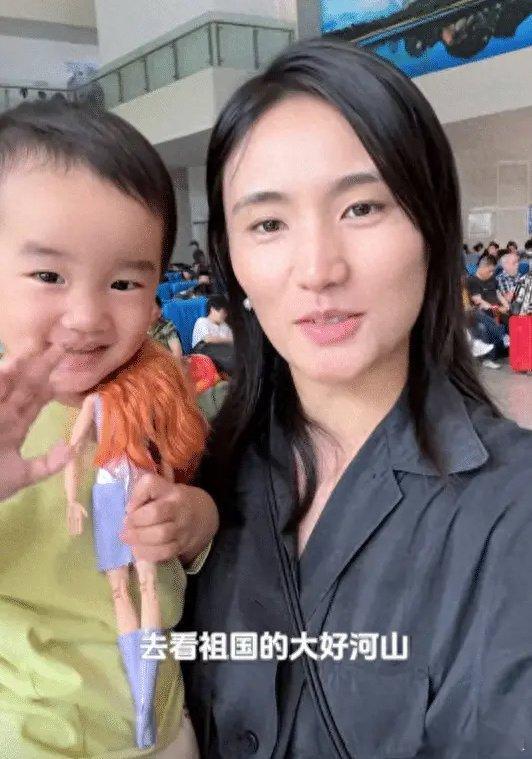 海哈金喜替李亚鹏尽孝，带80岁婆婆度假，婆媳俩喝酒吃串玩尽兴！婆婆80岁了还能喝
