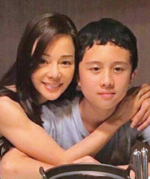 畸形的爱到底有多可怕？台湾女星狄莺，坚持母乳喂养12年，同床至儿子 15 岁时才