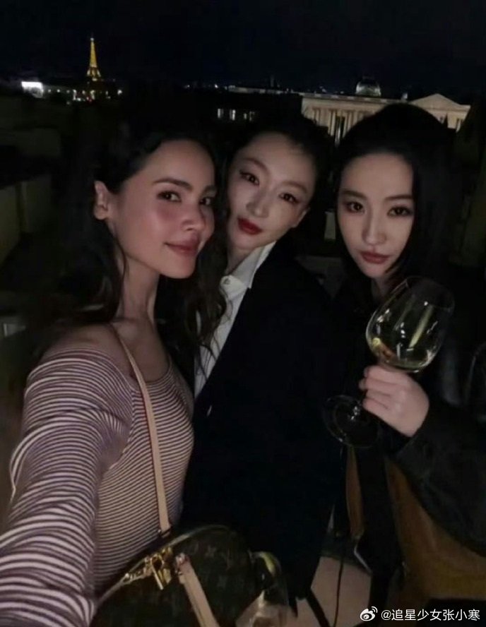 刘亦菲周冬雨晚宴自拍刘亦菲周冬雨晚宴自拍，成功美到我了。刘亦菲周冬雨看秀晚宴合照