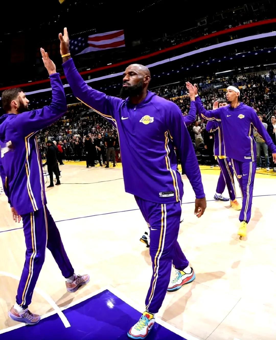 本赛季
詹姆斯出战5场比赛
场均15.2分4板7.2助攻
命中率46%，三分31