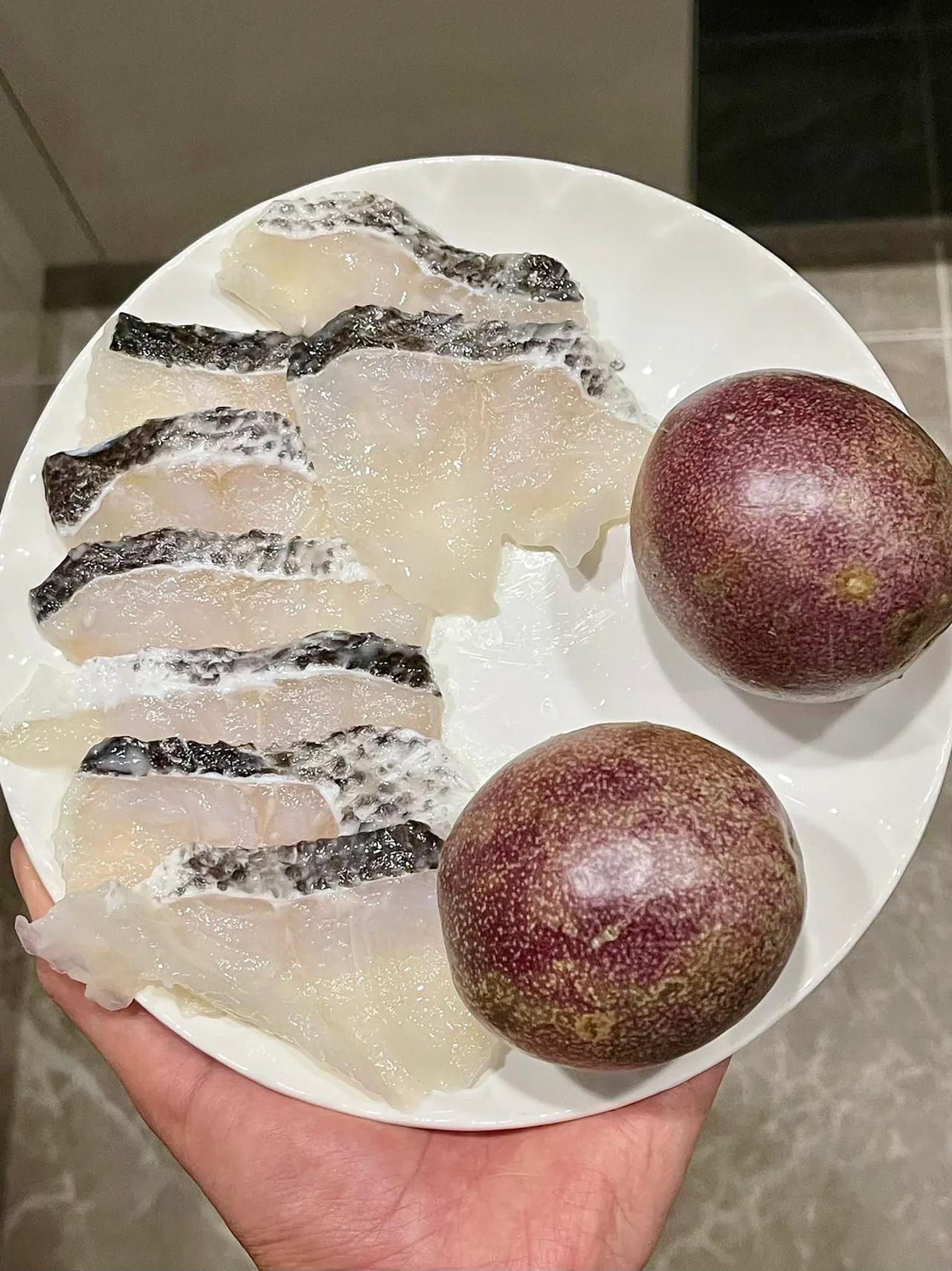 云南特色美食，感谢云南朋友给的配方！！真的太好吃了！！！|||“百香果番茄鱼”
