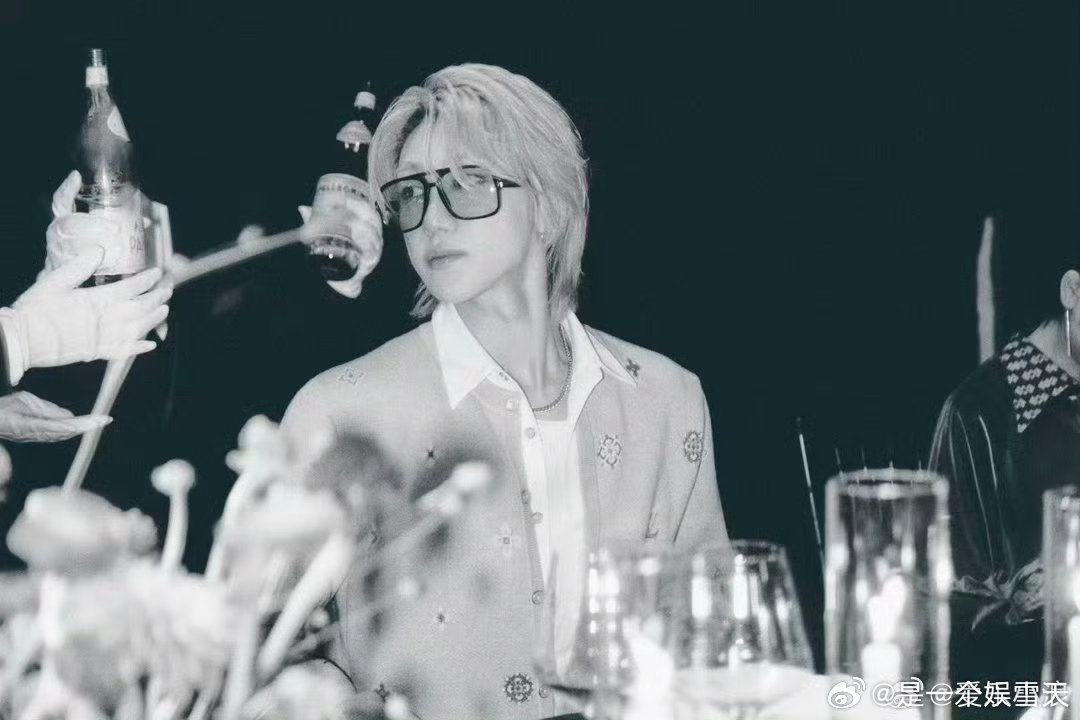 🎈在这个愚人节，徐明浩用《四月的漂流》给我们带来了惊喜。徐明浩四月的漂流 ，期