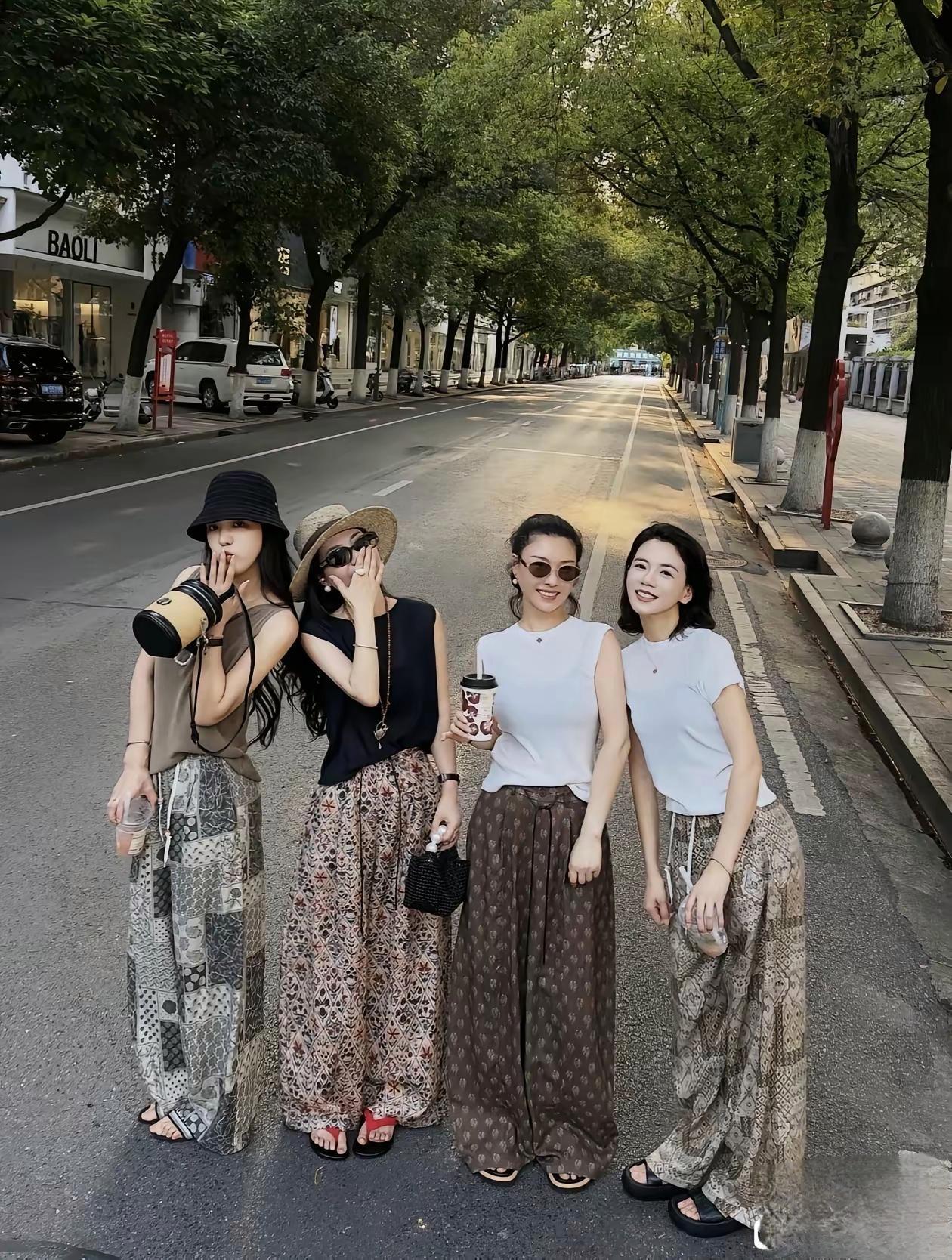 今年流行的奶奶裤真绝了，
年轻姐妹上身松松垮垮，
随性又特别时髦
今年你是不是也