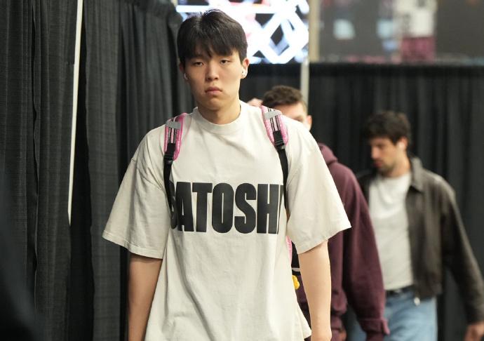 杨瀚森的季后赛首秀：52秒！

最后垃圾时间，杨瀚森和另外三个没上场的队友被换上