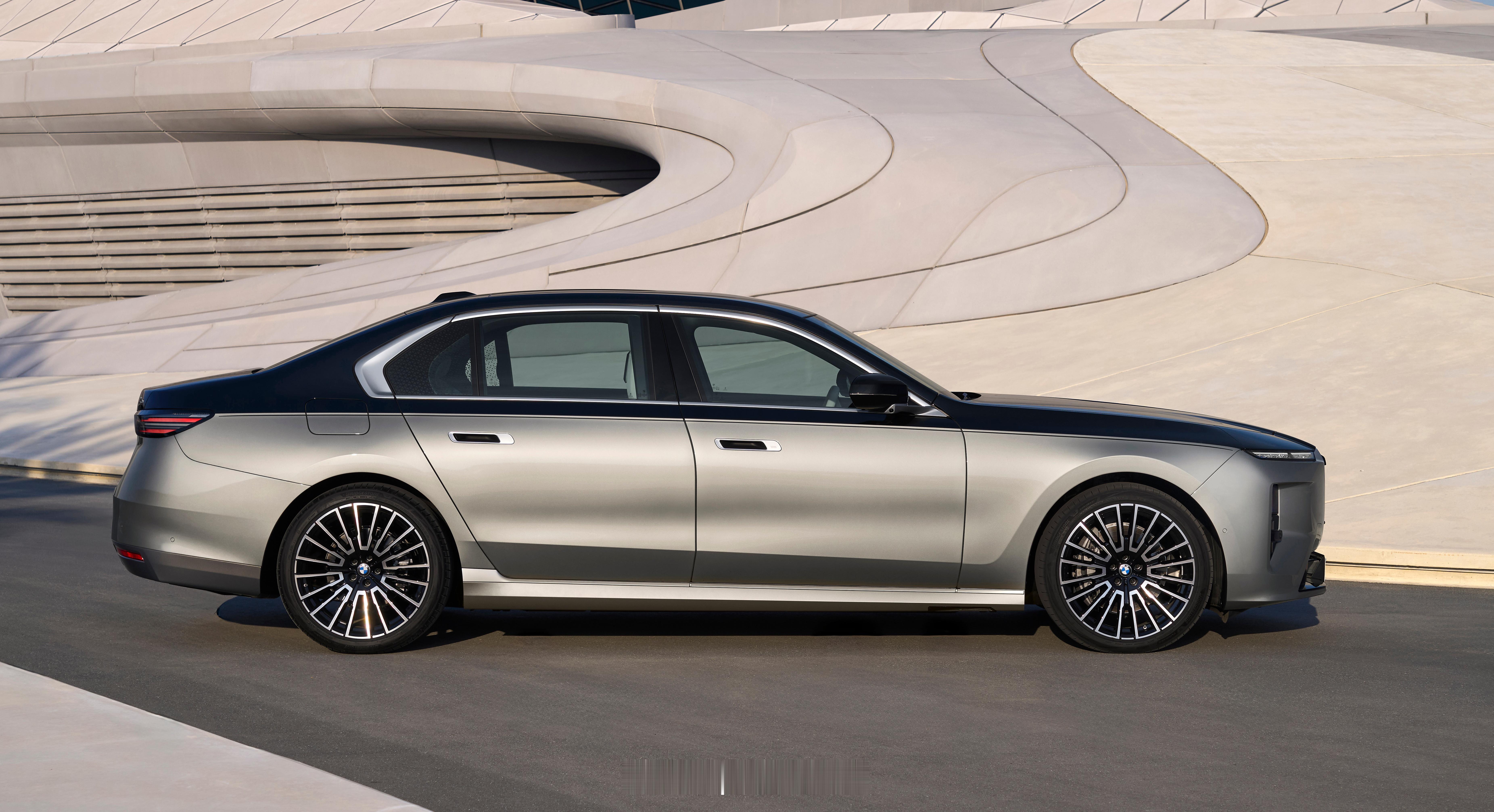 纯电动bmw i7 改款I7，用上了圆柱电池不过，这个电池包显然和X5那个不同X