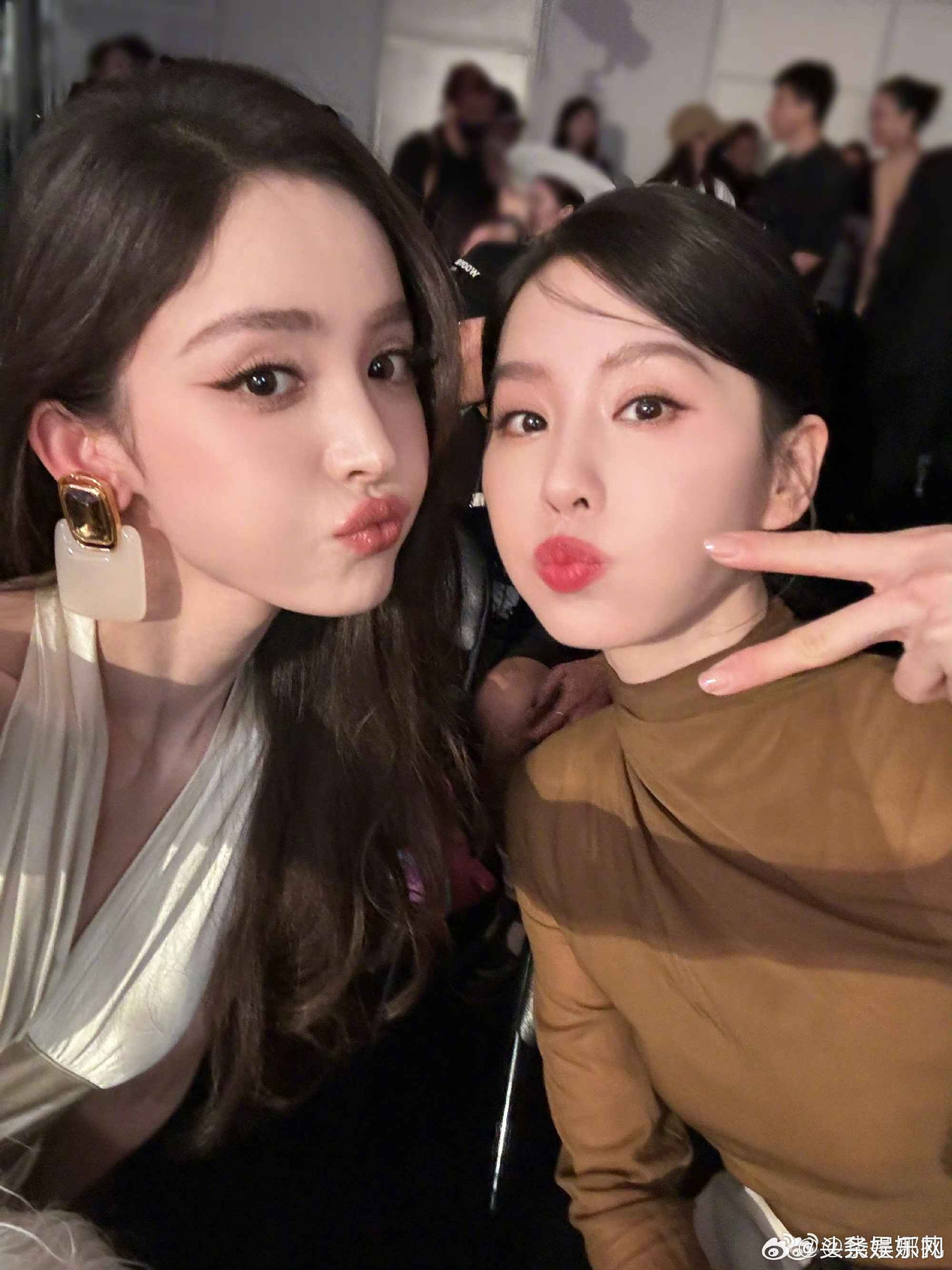 哇～好美#刘诗诗娜扎嘟嘴比耶合照##倪妮娜扎贴贴合照# ​​​