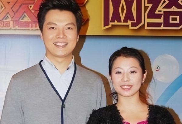 2009年，央视名嘴任鲁豫，32岁结婚，45岁二胎得子，一家人其乐融融。可谁能想