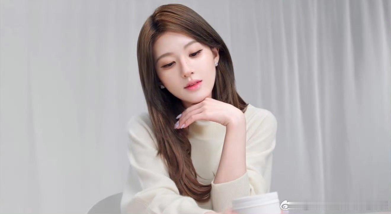 赵露思百雀羚官宣物料，拍的很美  白开水妆容好纯欲 