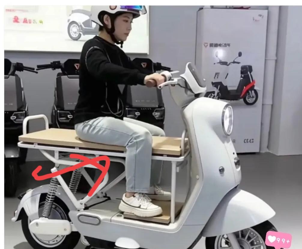 新国标电动车刚落地，家长们的“带娃改装”就卷疯了！但有些操作看着搞笑，实则藏着大