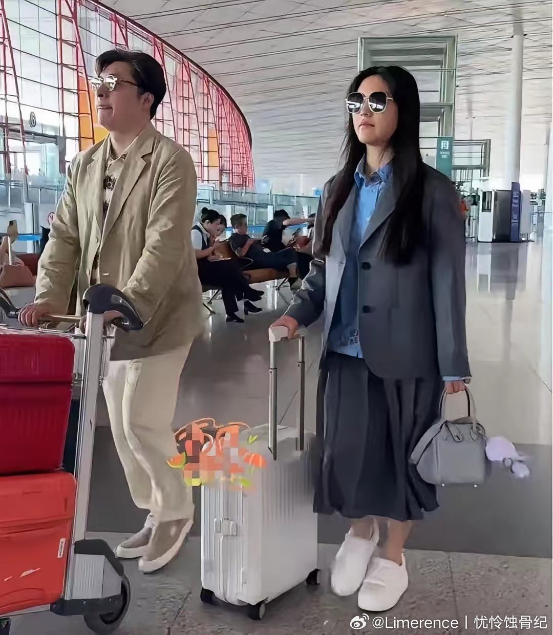 王岳伦现身机场送王诗龄返校，父女二人各自推行李，足足三个行李箱，看得出来假期返程