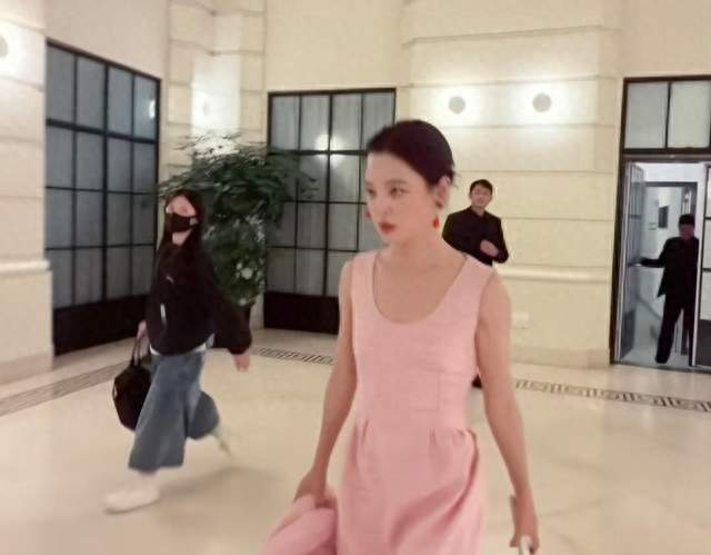 辛芷蕾与香奈儿双向契合，熟女大女主时尚感出圈