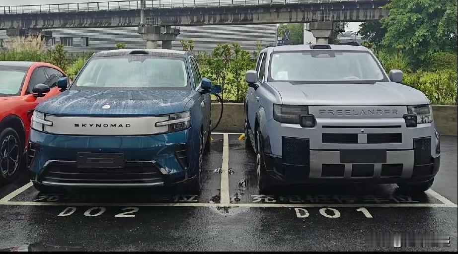同场实拍两台热门新能源SUV，风格取向截然不同。
右侧神行者8采用标准方盒子造型