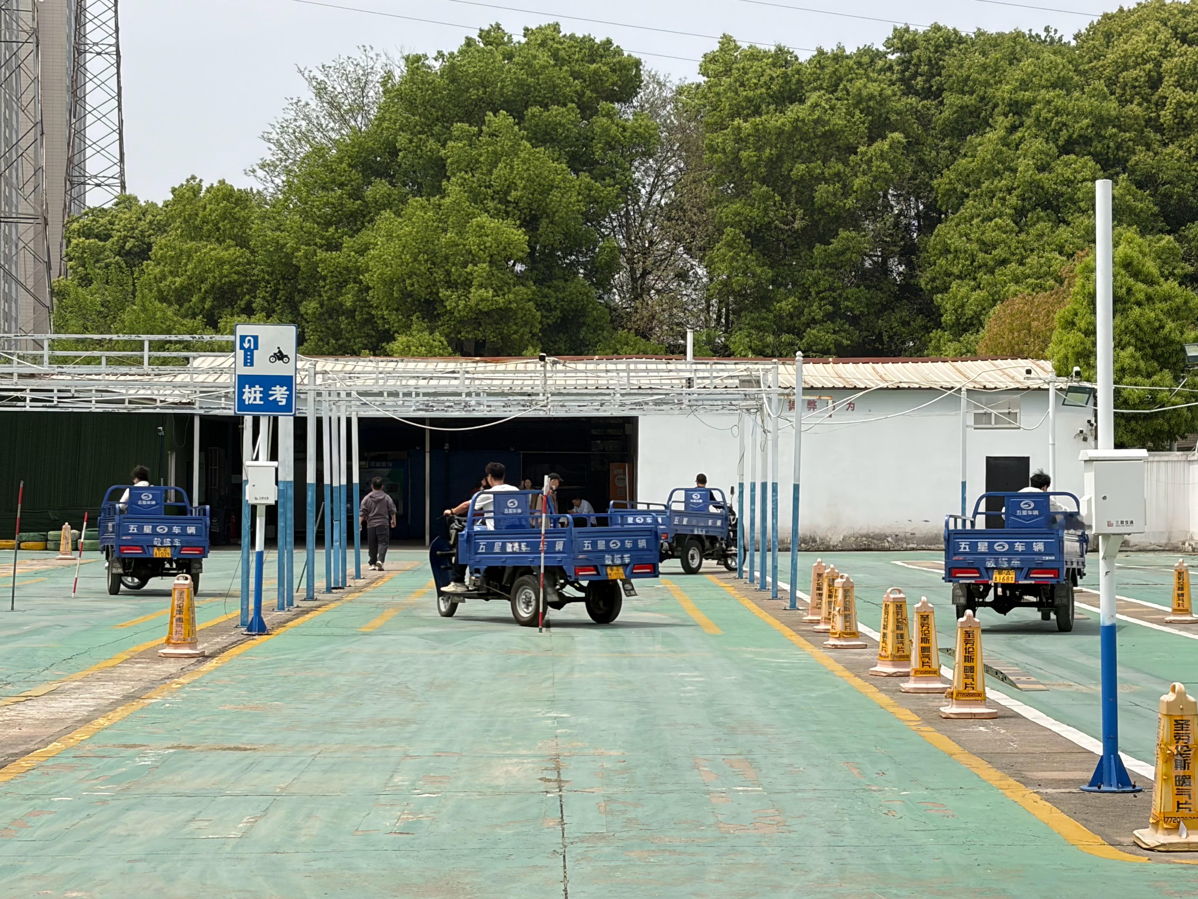 最近张雪机车很火，我几个同事都来报考摩托车驾照了。我要不也考一个？ 