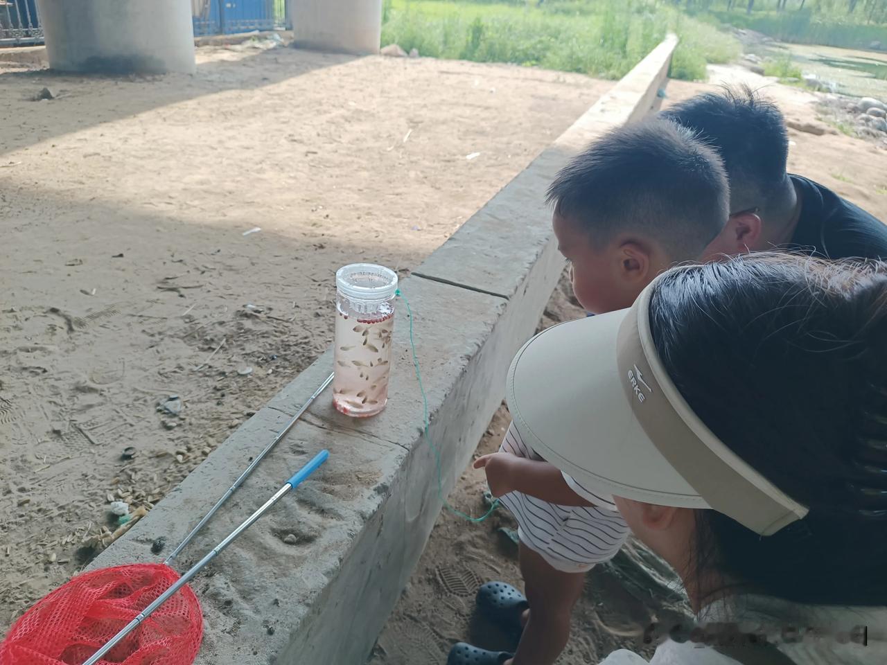 倒须瓶抓小鱼
午后酷暑难耐，孙子却像不知疲倦的小雀儿，嘴里不停念叨：“去滹沱边钓