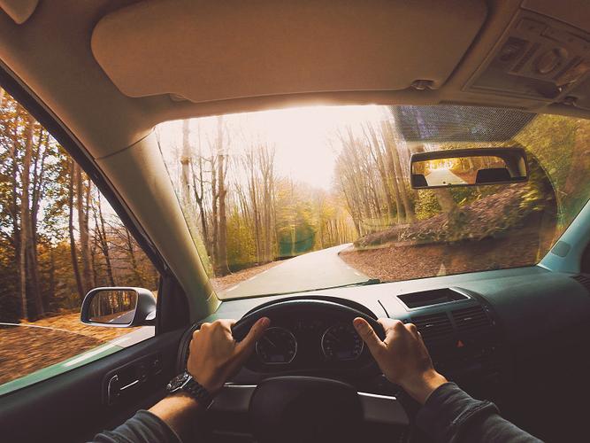 深秋昼夜温差大  行车注意事项来了
秋高气爽，跑高速虽然舒服，但是昼夜温差、落叶