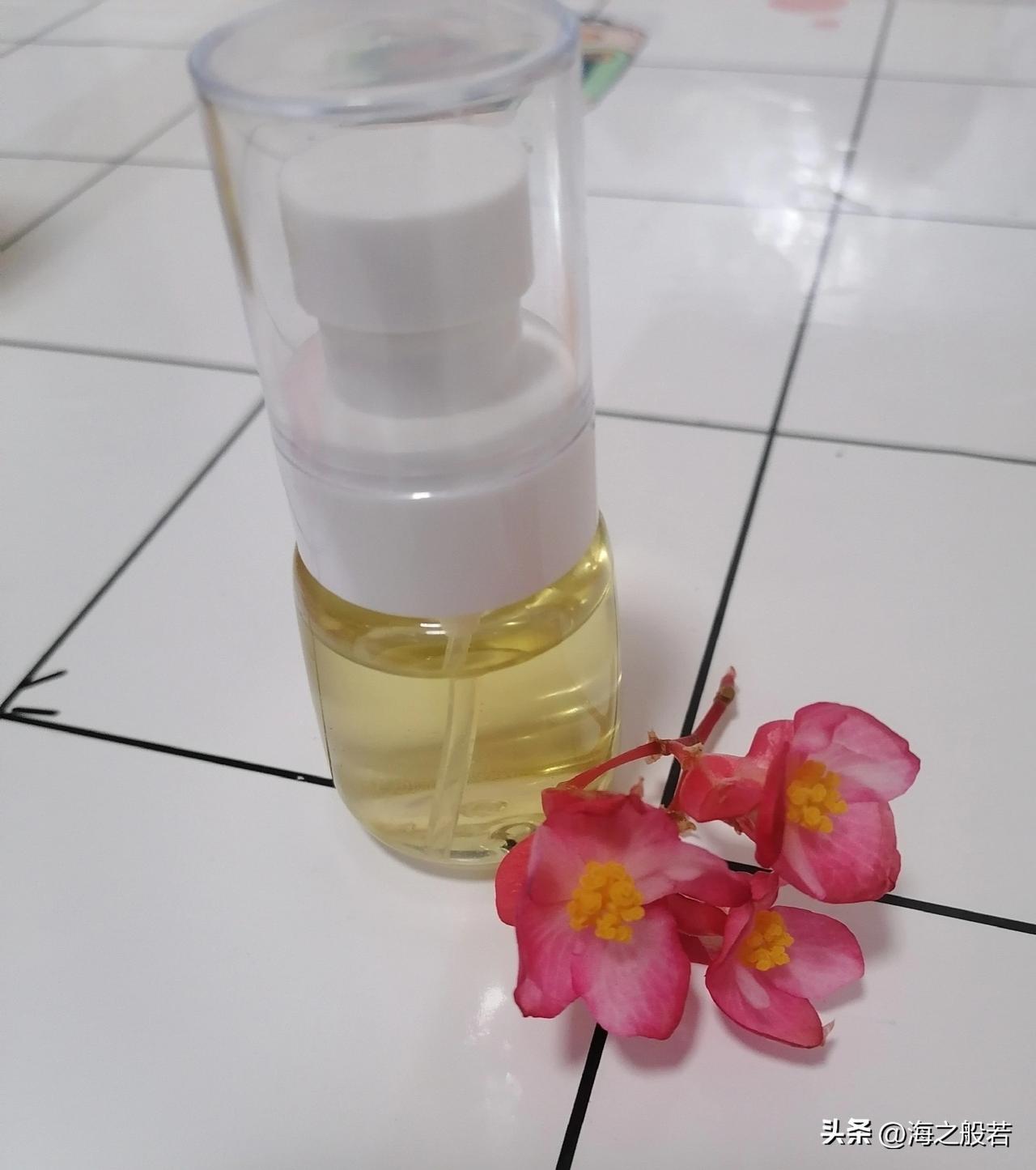 春天来了，天气越来越热了，给姐妹们提个醒，包包里放一小瓶喷雾水，皮肤补油也要补水