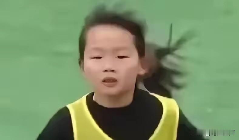 决赛踢到点球那一刻，场边估计不少人手心都出汗了。一个12岁中国女孩，硬是顶在后防