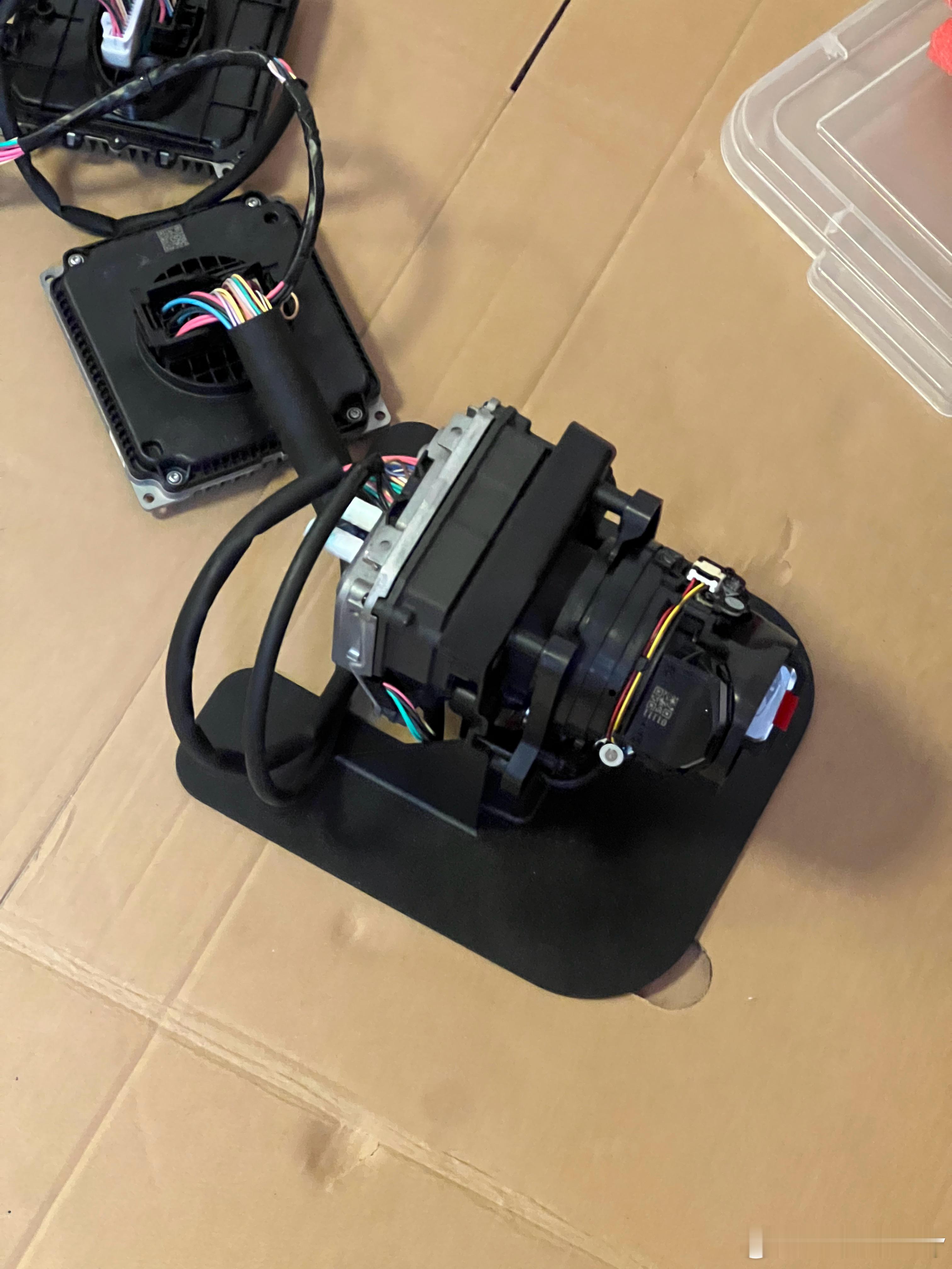 噢，我才知道，原来现在车灯透镜都已经用上塑料了，我还一直以为玻璃的。DLP灯组尺