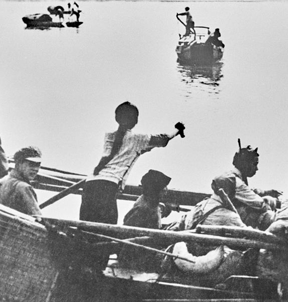 1949年，19岁的颜红英划小木船，运送24名解放军横渡长江。渡江激战中，弹片划
