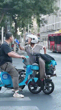 就这火力输出，谁顶得住啊！
一大哥和一大姐骑着电动车在马路上发生了摩擦。

于是