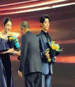 他连个座位都没有。
粉丝就给了他一片红海。
主办方手忙脚乱的道歉，后台人影浮动，