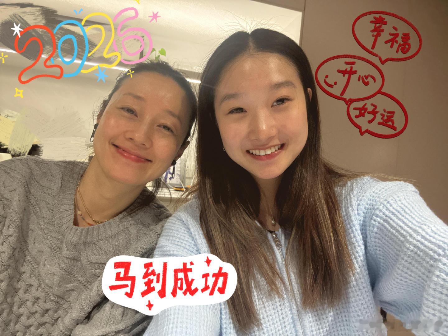 马伊琍和大女儿合照49岁马伊琍素颜状态马伊琍和大女儿合照，49岁的马伊琍素颜看着