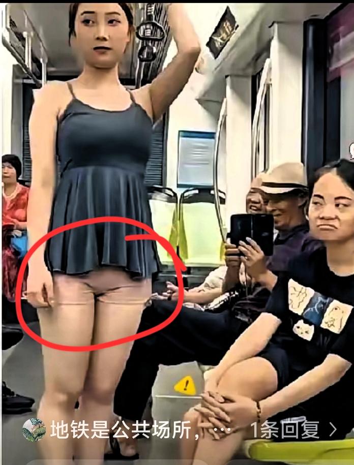 上海早高峰地铁偶遇一幕！女子穿高叉泳衣乘车，旁人全程尴尬不已！

大早上挤上海地
