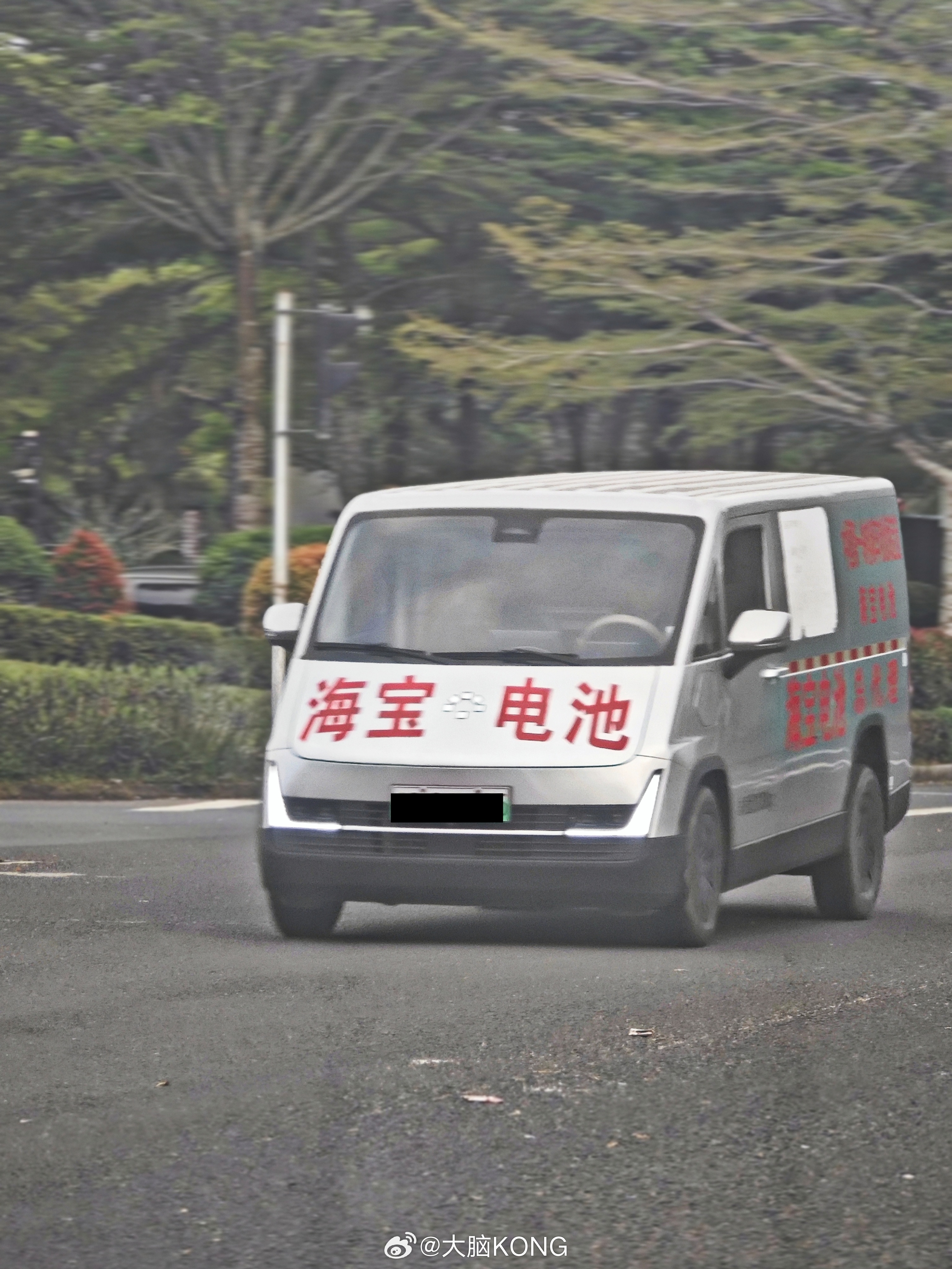 福田卡文乐福，赛博外观很漂亮，可惜拍的有些失焦。van事通福田卡文乐福福田卡文汽