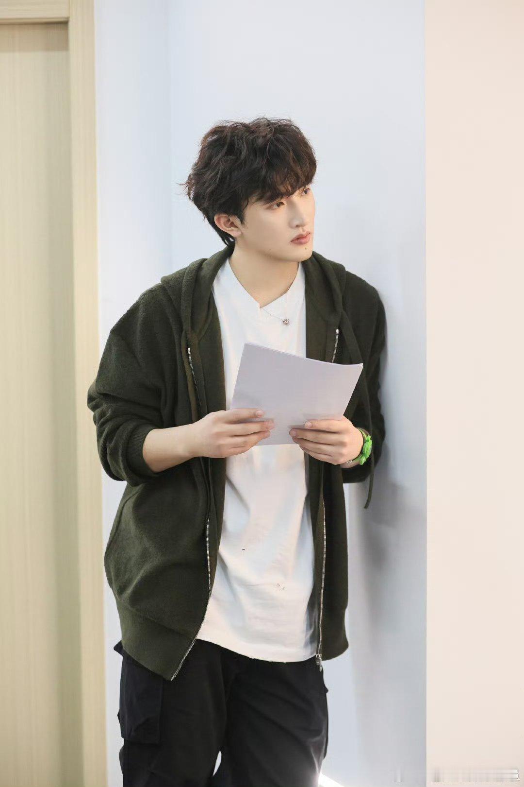 企三代加盟我家那小子我家那小子别人看他：含着金汤匙的少爷。镜头下的他：打工人石展