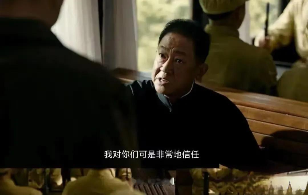 《暗夜与黎明》14集，伯劳转运北平的这场戏演得过了，仅仅是一个疑犯，安排如此的阵