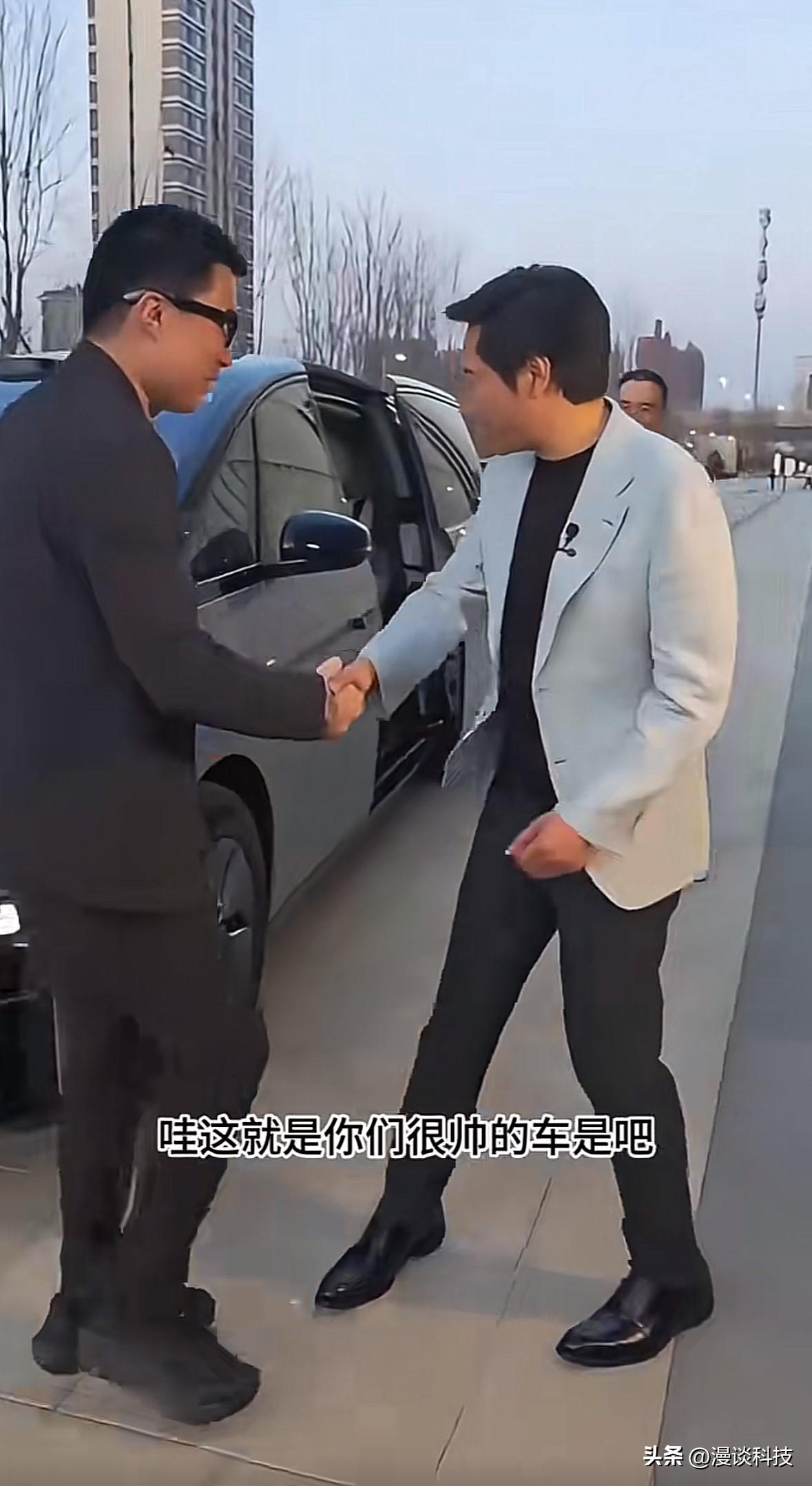 雷军亲自迎接乘坐Mega来参加新一代小米SU7发布会的李想，还称这辆车很帅，感谢