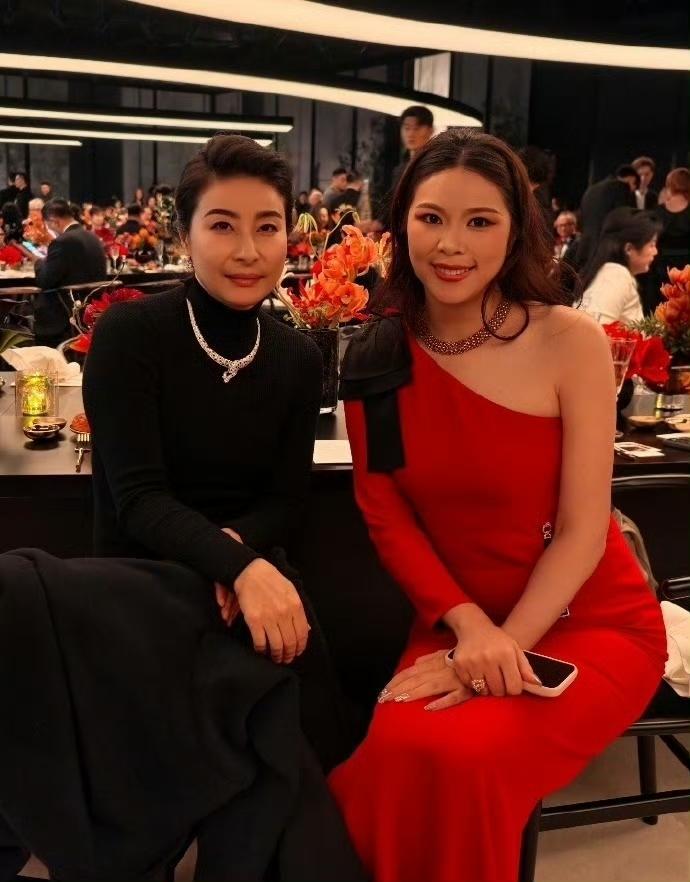 郭晶晶参加卡地亚高级珠宝晚宴，和粉丝合影气场强大，难怪都说嫁入豪门最养人，太有气