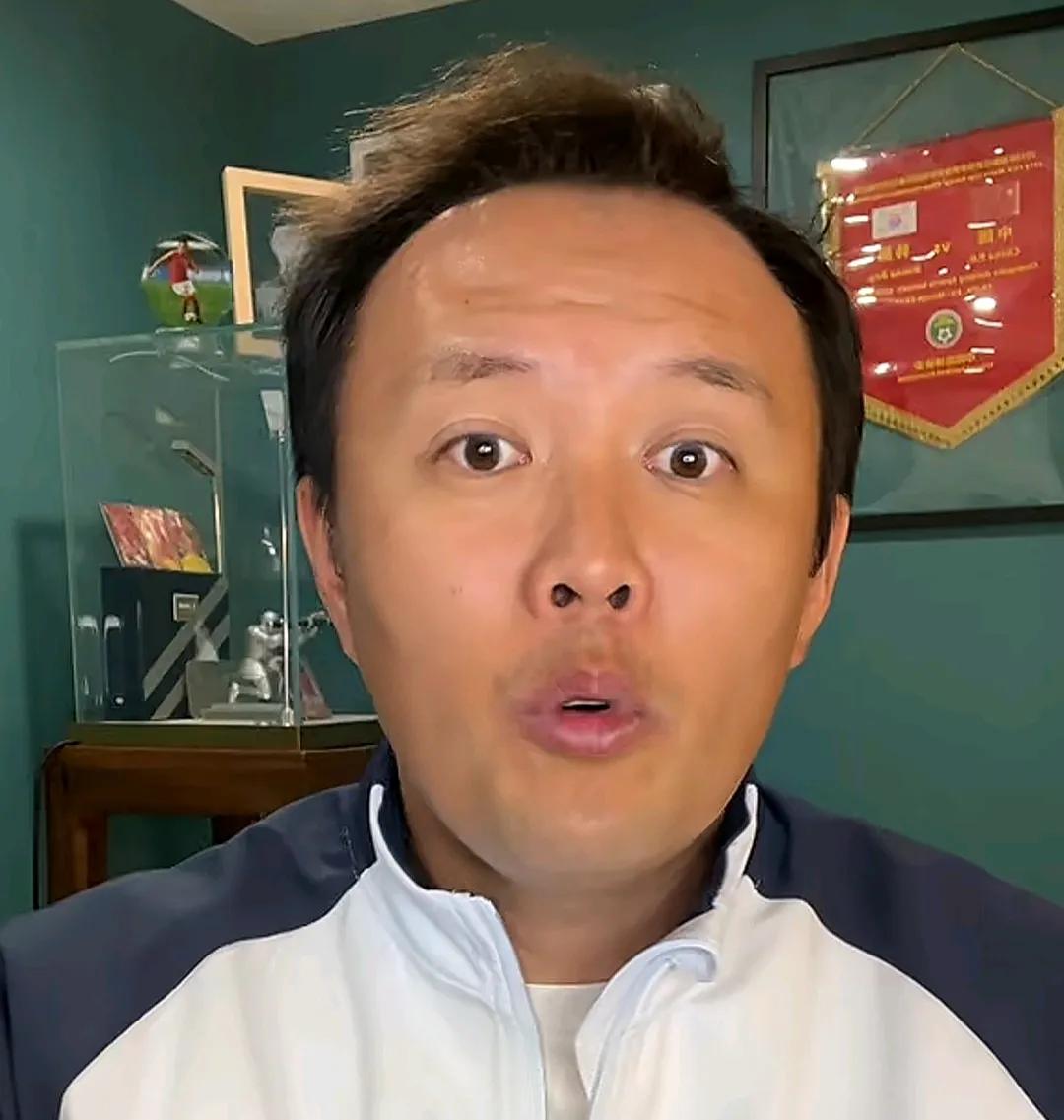 前国脚范晓冬表示，曼城前锋哈兰德有一个很大的缺点。
他在直播时表示，曼城的当家前